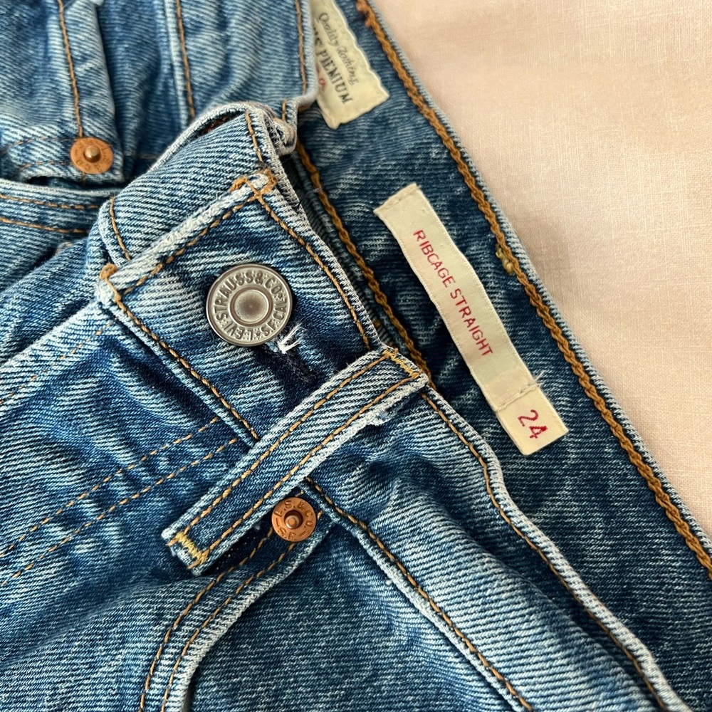Levi’s Ribcage Straight: US 24